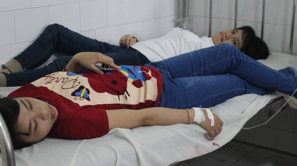 Hang tram cong nhan non oi, nhap vien cap cuu hinh anh