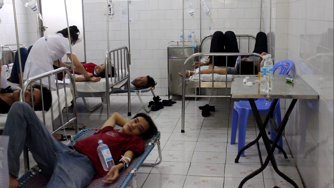 Các công nhân đang được cấp cứu tại bệnh viện. Ảnh: S.P