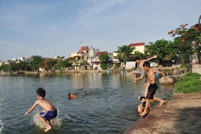 Ba anh em ruot thiet mang khi xuong ao bat oc hinh anh