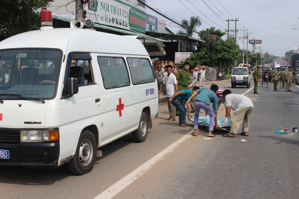 Nguoi phu nu bi xe khach tong tu vong tren pho hinh anh
