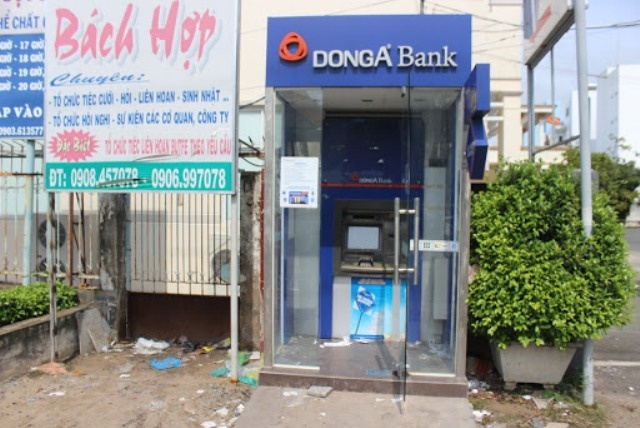 Trụ ATM bị nhóm trộm dùng mỏ hàn phá két sắt. Ảnh: P.S