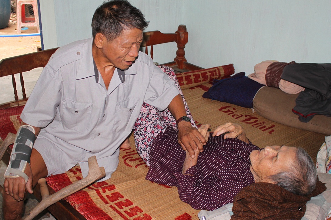 Thuong binh cuu mang 3 nguoi hang xom mu loa, bai liet hinh anh