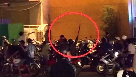 Nhóm thanh niên cầm kiếm, mã tấu xông vào quán bar. Ảnh cắt từ clip