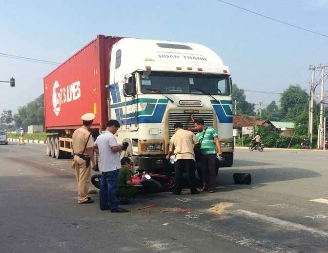 Xe container vuot den do cuon 2 vo chong gia vao gam hinh anh