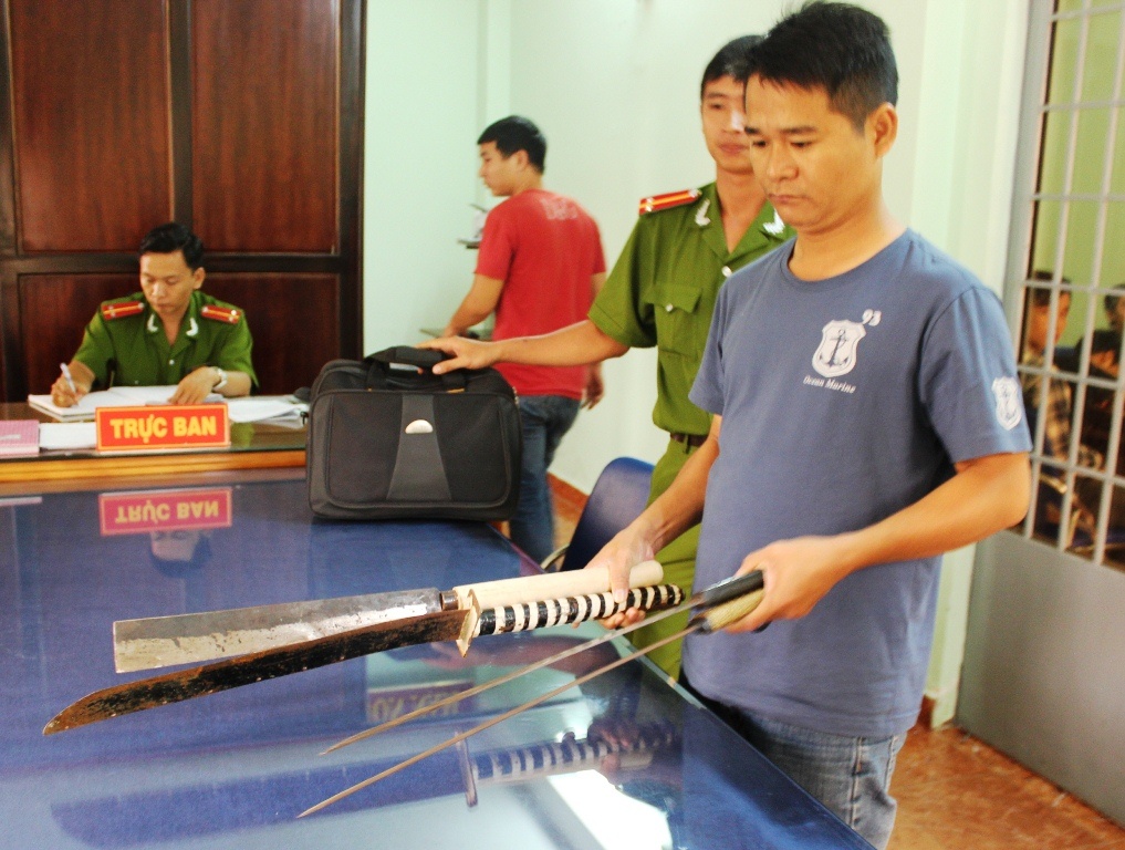 4 chiếc mã tấu công an thu giữ tại tại hiện trường vụ hỗn chiến. Ảnh: Ngọc An