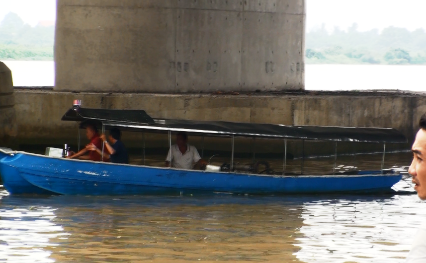 Nguoi phu nu de lai xe tren cau, nhay song tu tu hinh anh