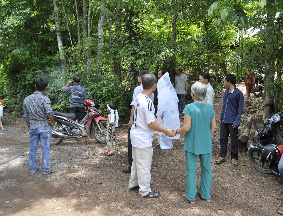 4 nguoi trong gia dinh bi danh guc truoc cong nha hinh anh