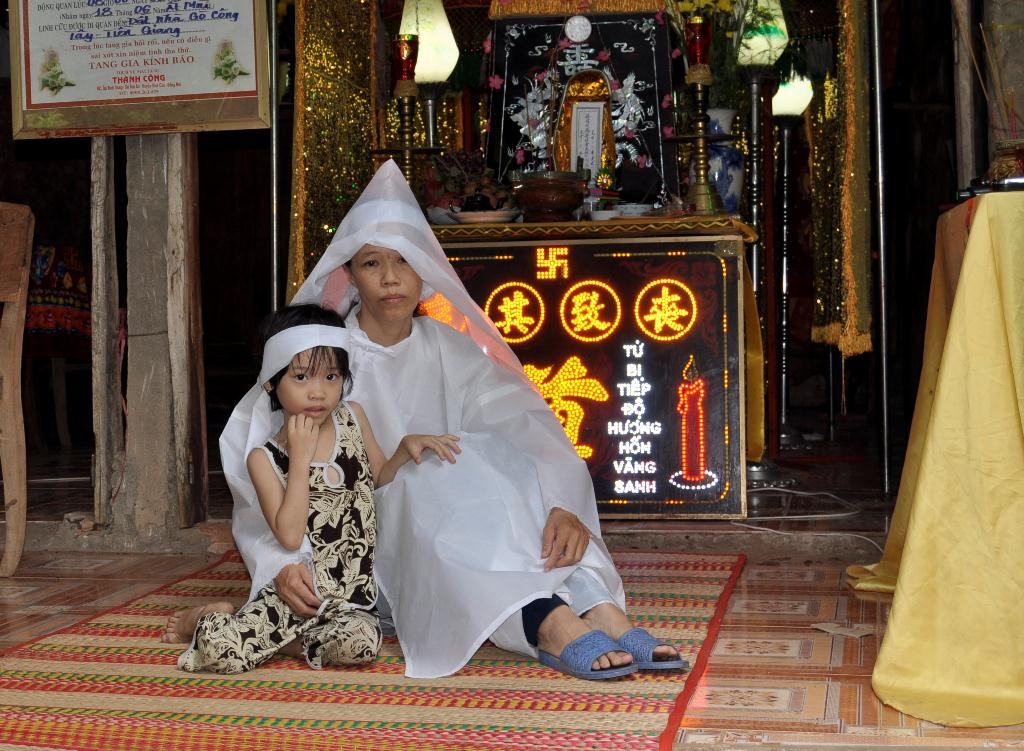 Nguoi me cau xin hung thu tha mang cho cac con hinh anh