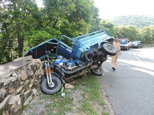 Xe ba gac cho 15 khach du lich lao xuong vuc hinh anh