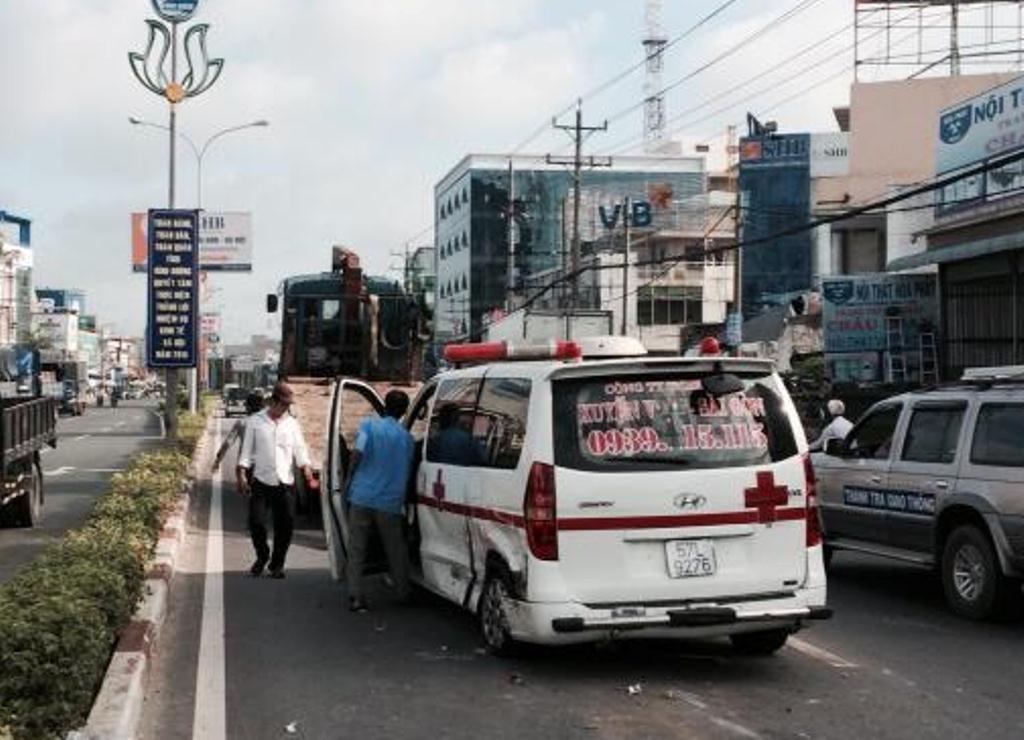 Xe cho benh nhan bi tong vang hang chuc met hinh anh