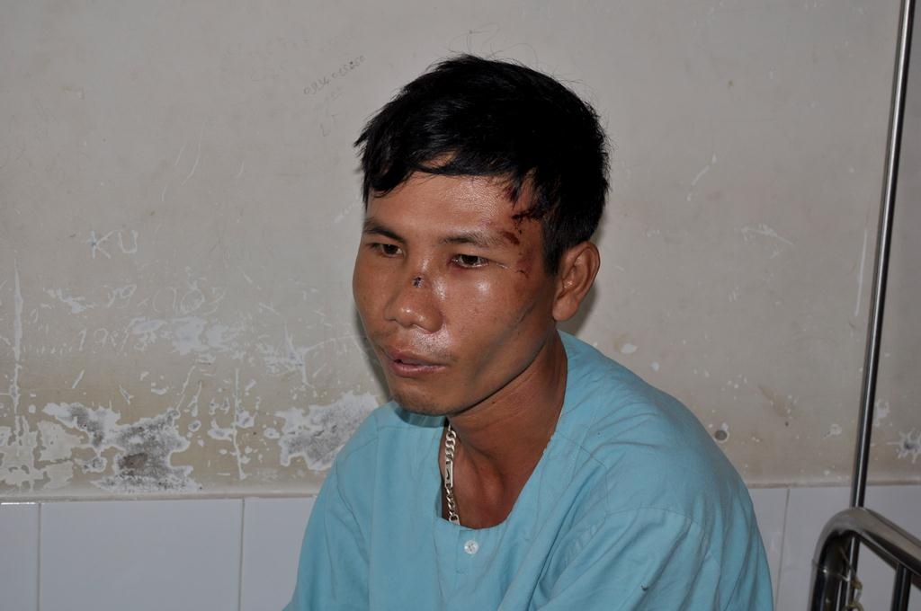 Nạn nhân Phạm Văn Quỳnh đang được điều trị tại bệnh viện. Ảnh: Ngọc An