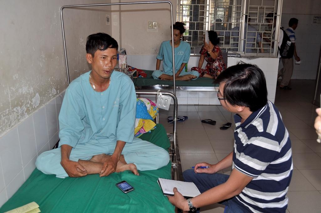 Ca gia dinh lao vao danh thanh nien ngat xiu hinh anh