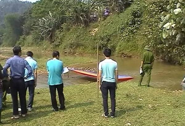 Quan con 1 thang tuoi vao khan roi nem xuong suoi hinh anh