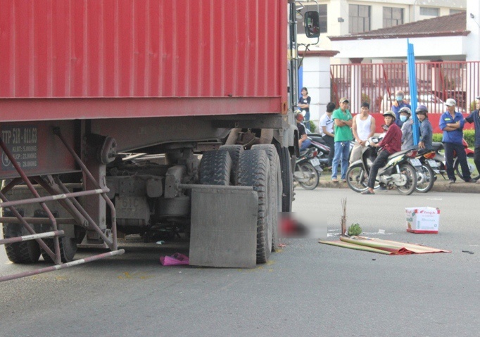 Xe container cuon nguoi phu nu vao gam hinh anh