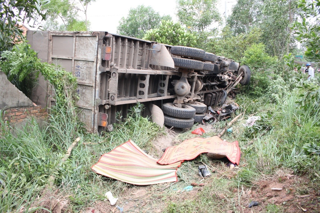 Xe cho go no lop, tong chet 3 chi em ruot hinh anh