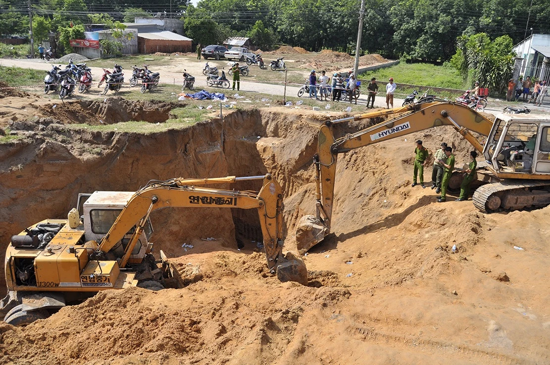 Ngành chức năng phải điều động 100 chiến sĩ cảnh sát phòng cháy chữa cháy, công an, thợ đào giếng và sử dụng máy múc để thực hiện công tác cứu hộ. Ảnh: Ngọc An 
