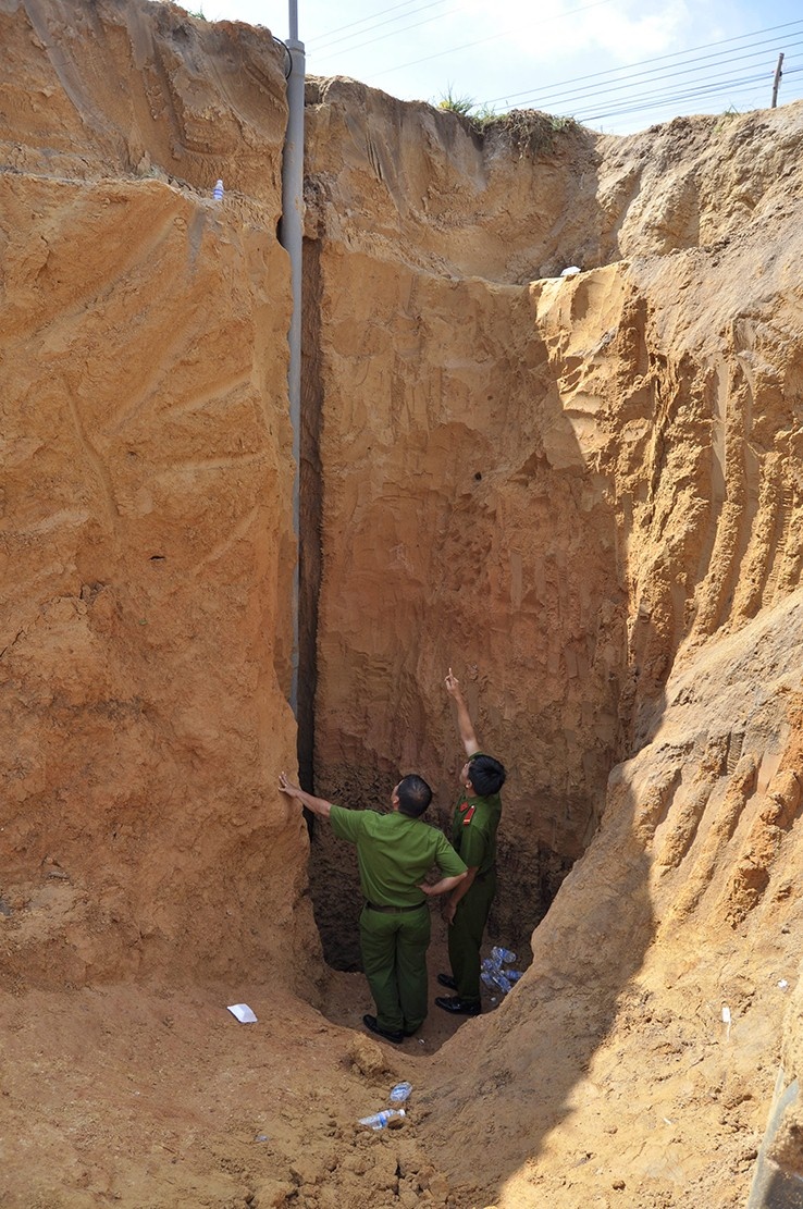 Chiếc giếng bé Tú Anh gặp nạn có độ sâu 75 m. Bé gái 7 tuổi lọt xuống độ sâu 15 m thì mắc kẹt. Ảnh: Ngọc An