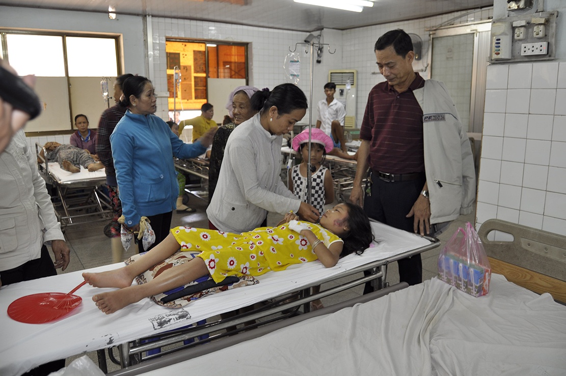 Bé Tú Anh đang nằm điều trị tại bệnh viện. Ảnh: Ngọc An