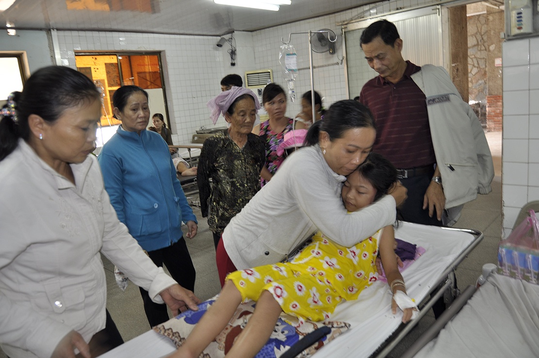 Me ngat xiu khi con gai roi xuong gieng sau hinh anh