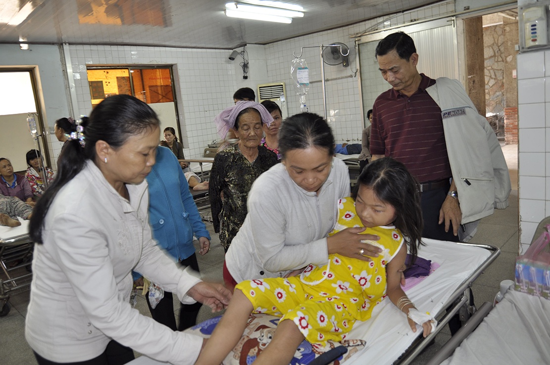 Bé Tú Anh đang được điều trị tại bệnh viện. Ảnh: Ngọc An