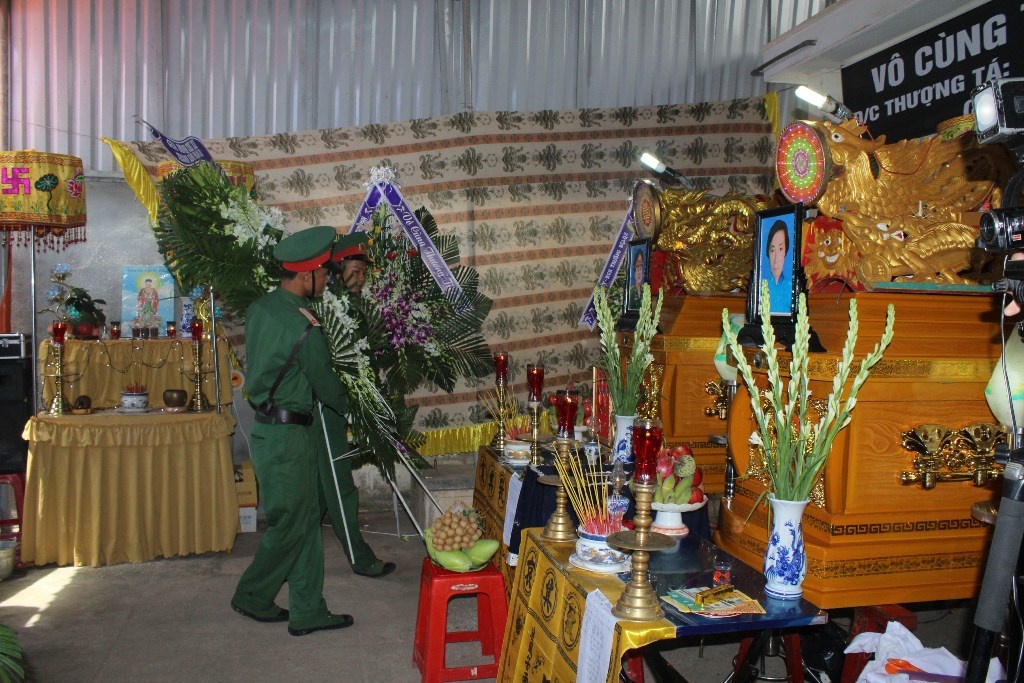 Gia dinh dau don don quan tai ba chi em ruot ve nha hinh anh