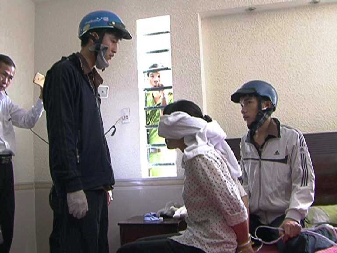 Sau khi sát hại ông Mỹ bà Nga và Quốc Anh (con trai ông Mỹ), Dương và Tiến lên lầu trên bịt mắt nạn nhân Linh, Như rồi ra tay sát hại họ.