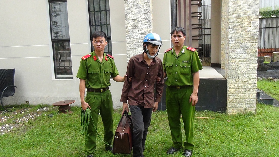 Đoạt mạng 6 người trong gia đình ông Mỹ xong, Tiến ra lấy xe máy còn Dương mang ba lô chứa hung khí, tài sản lấy được trong nhà nạn nhân rồi tẩu thoát.