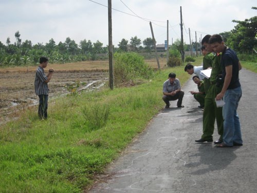 Hai nguoi say ruou giet ban nhau giua dong hinh anh