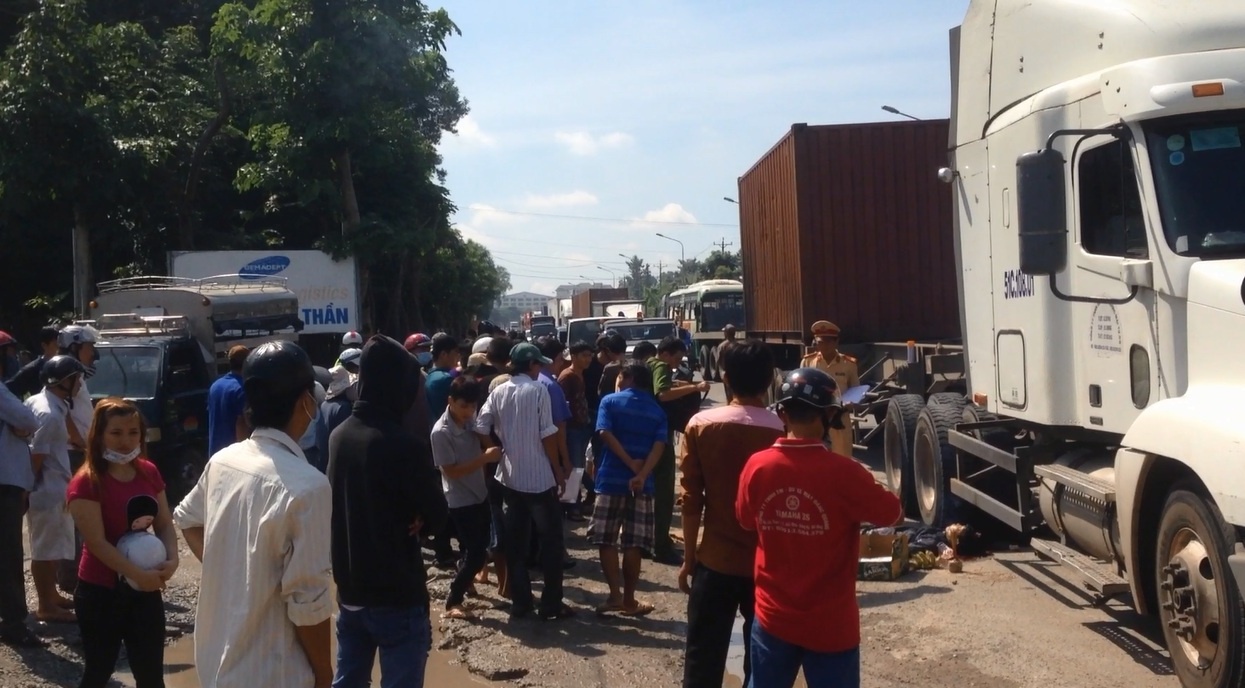 Xe container va cham roi can qua nguoi thanh nien hinh anh