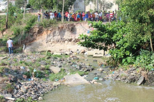 Mot phan thi the nguoi dang phan huy ben bo suoi hinh anh