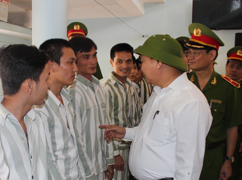Phó Thủ tướng Chính phủ Nguyễn Xuân Phúc thăm hỏi các phạm nhân tại trại giam Xuân Lộc. Ảnh: Ngọc An