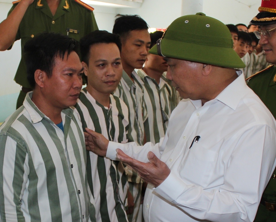 'Khong ky thi nguoi ra tu de ho vuon len trong cuoc song' hinh anh