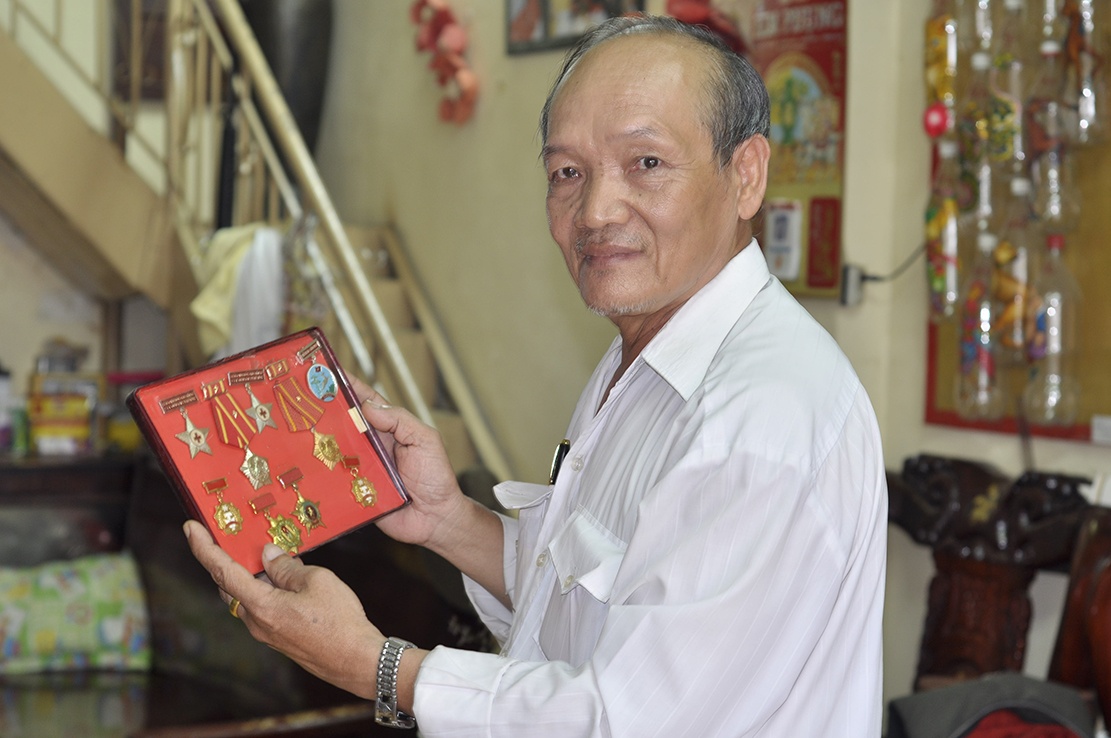 Với tài vẽ chân dung dựa trên lời kể, họa sĩ Võ Tấn Thành giúp công an phá nhiều vụ án. Ông được Bộ công an và ngành chức năng tặng bằng khen, kỉ niệm chương. Ảnh: Ngọc An 