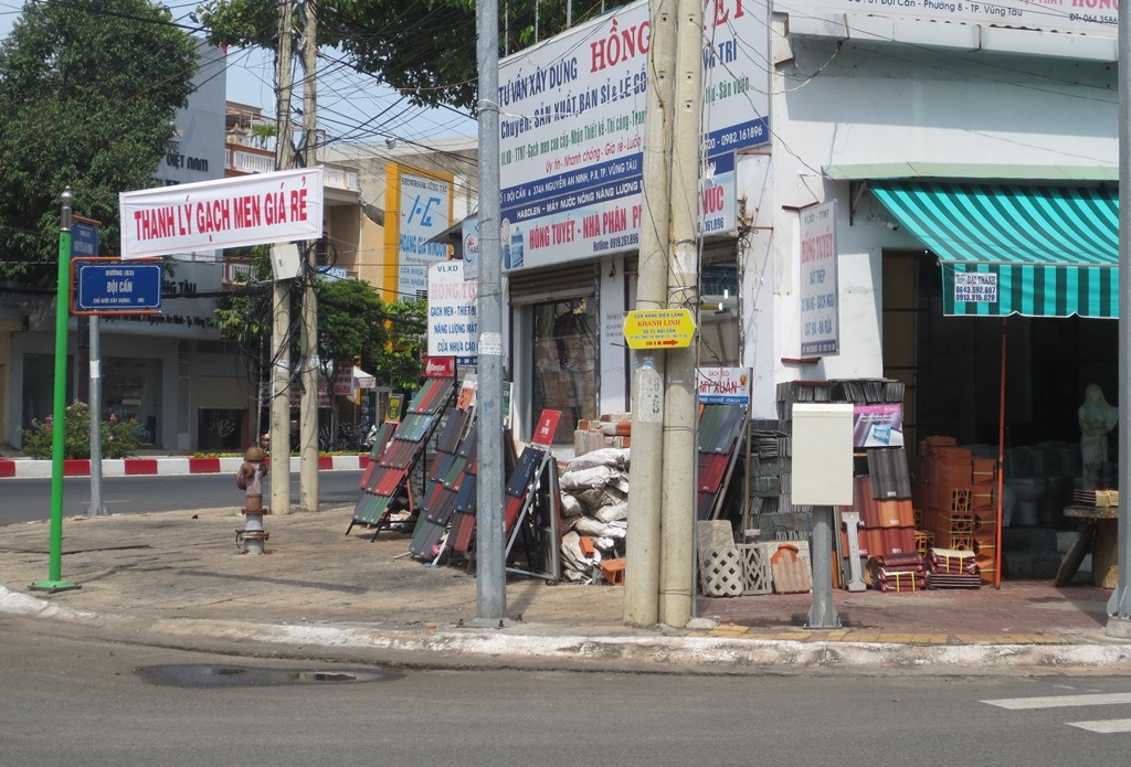 Hai nguoi dan ong bi chem guc o quan nhau hinh anh