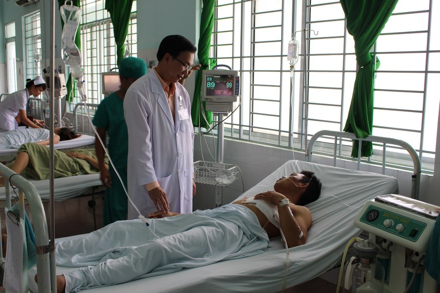 Cuu song thanh nien bi dam thung tim hinh anh