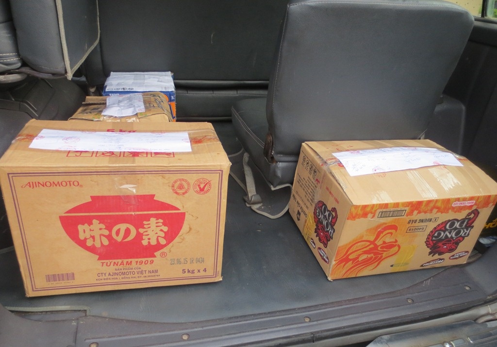 Hai thanh nien mua thuoc no de san xuat ten lua hinh anh