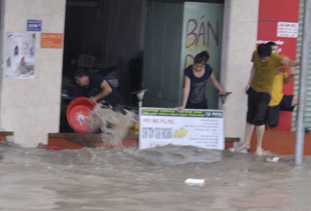 Nguoi dan dap bo, tat nuoc mua ra khoi nha hinh anh