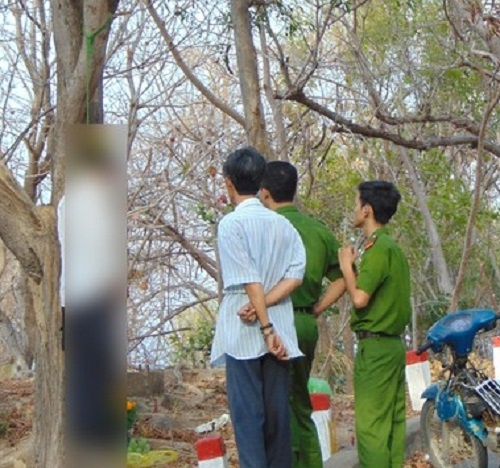 Nguoi dan ong ngoai quoc bop co me vo roi ra chua treo co hinh anh