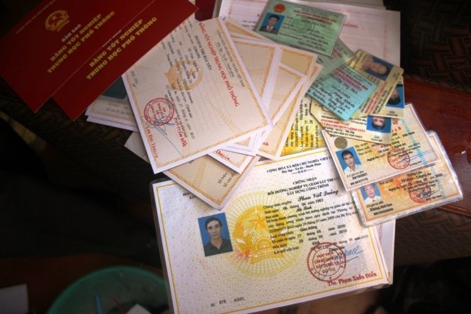 Cap vo chong san xuat bang gia ban 900.000 dong hinh anh