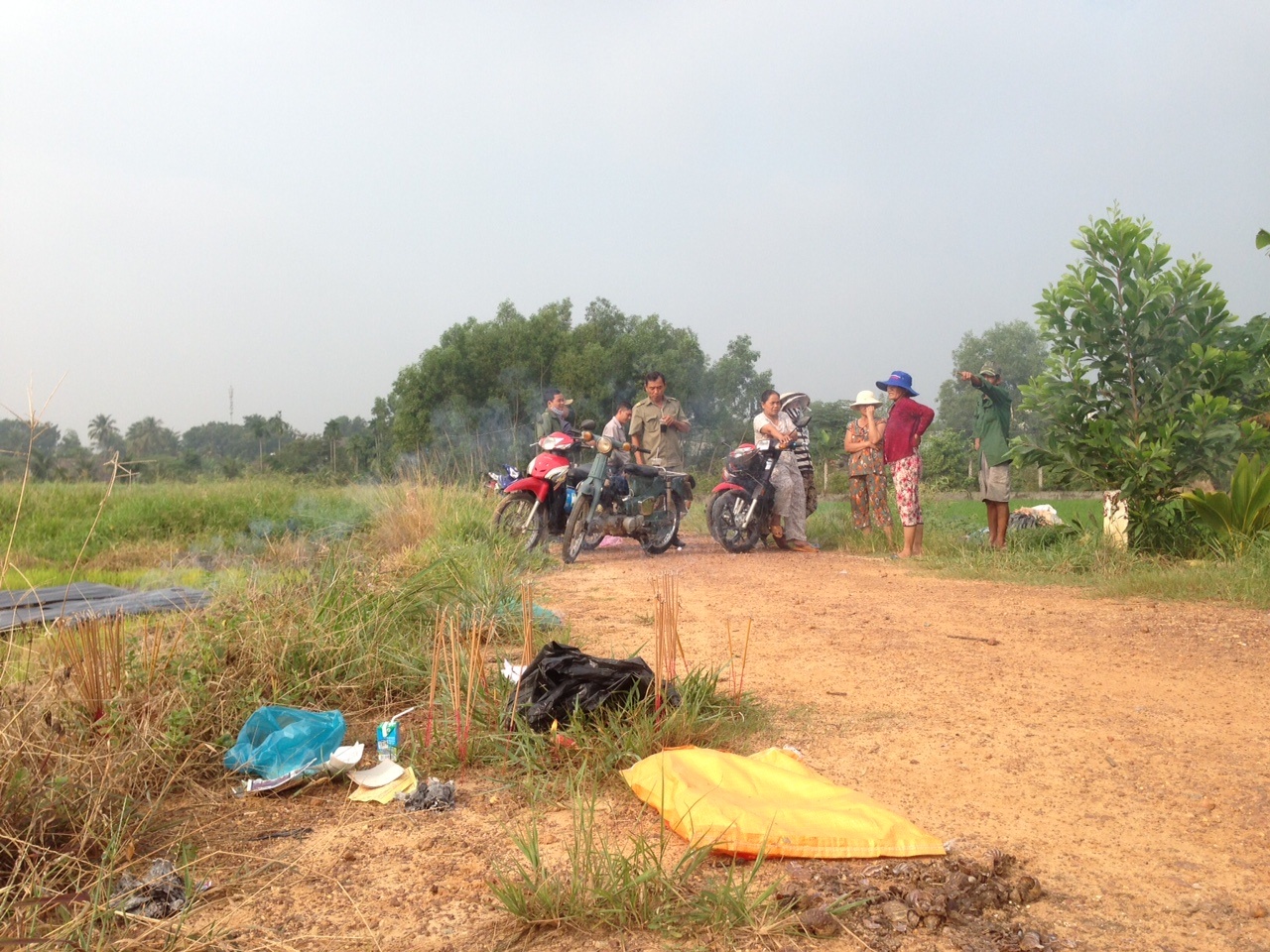 Hiện trường phát hiện thi thể bé sơ sinh trong bọc nylon. Ảnh: P.S