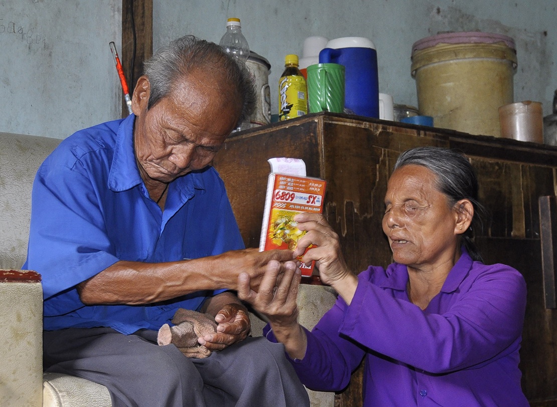 Cu ong mu loa 40 nam ban ve so nuoi vo benh tat hinh anh