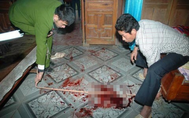 Nguoi dan ong chet trong nha, tren dau co vet rach 10 cm hinh anh