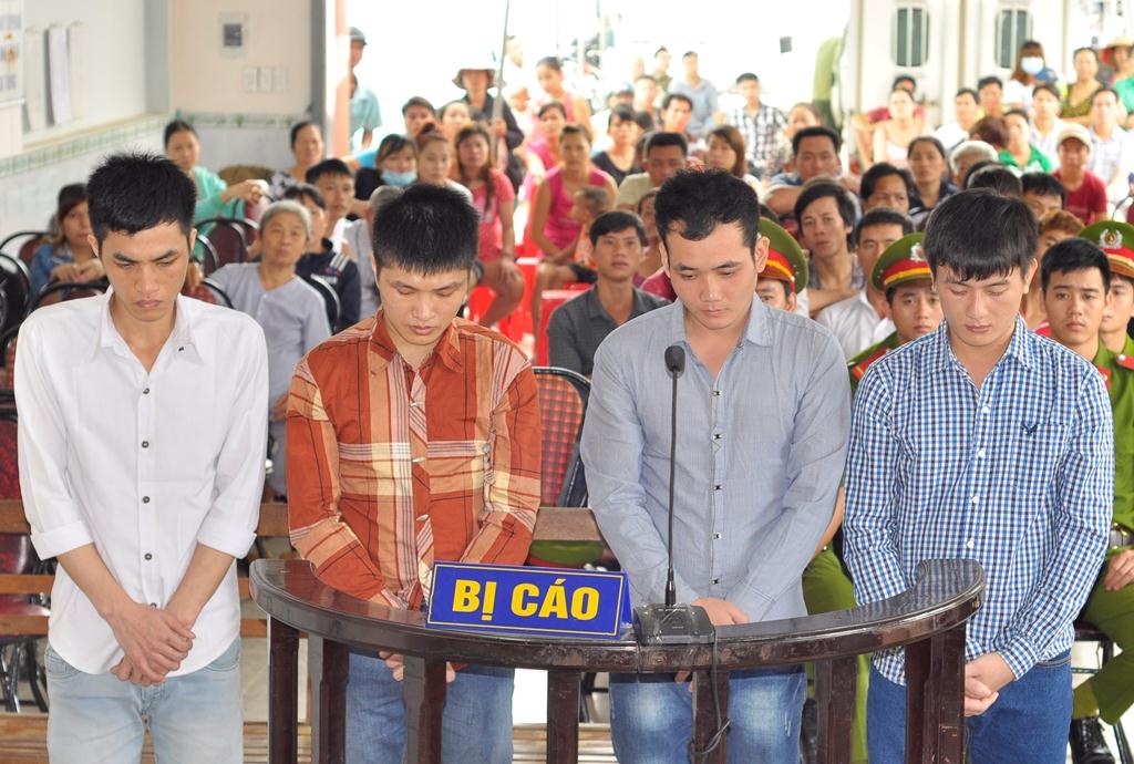 Nguyễn Thanh Bình (áo trắng) cùng các bị cáo tại phiên tòa. Ảnh: Ngọc An