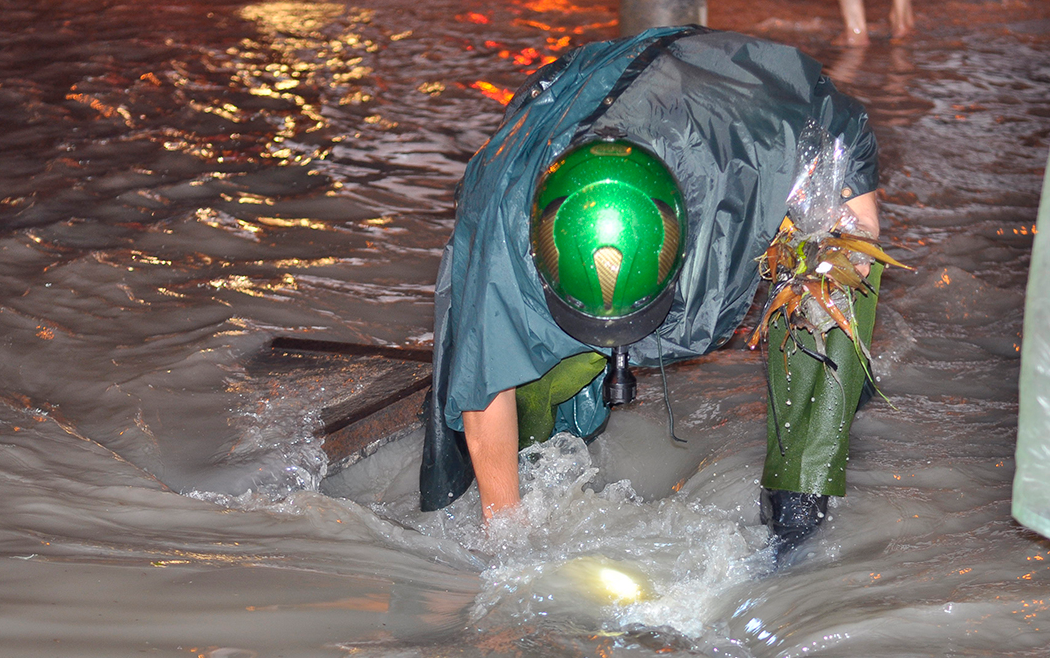 Thuong si cong an moc rac giup duong thoat ngap hinh anh