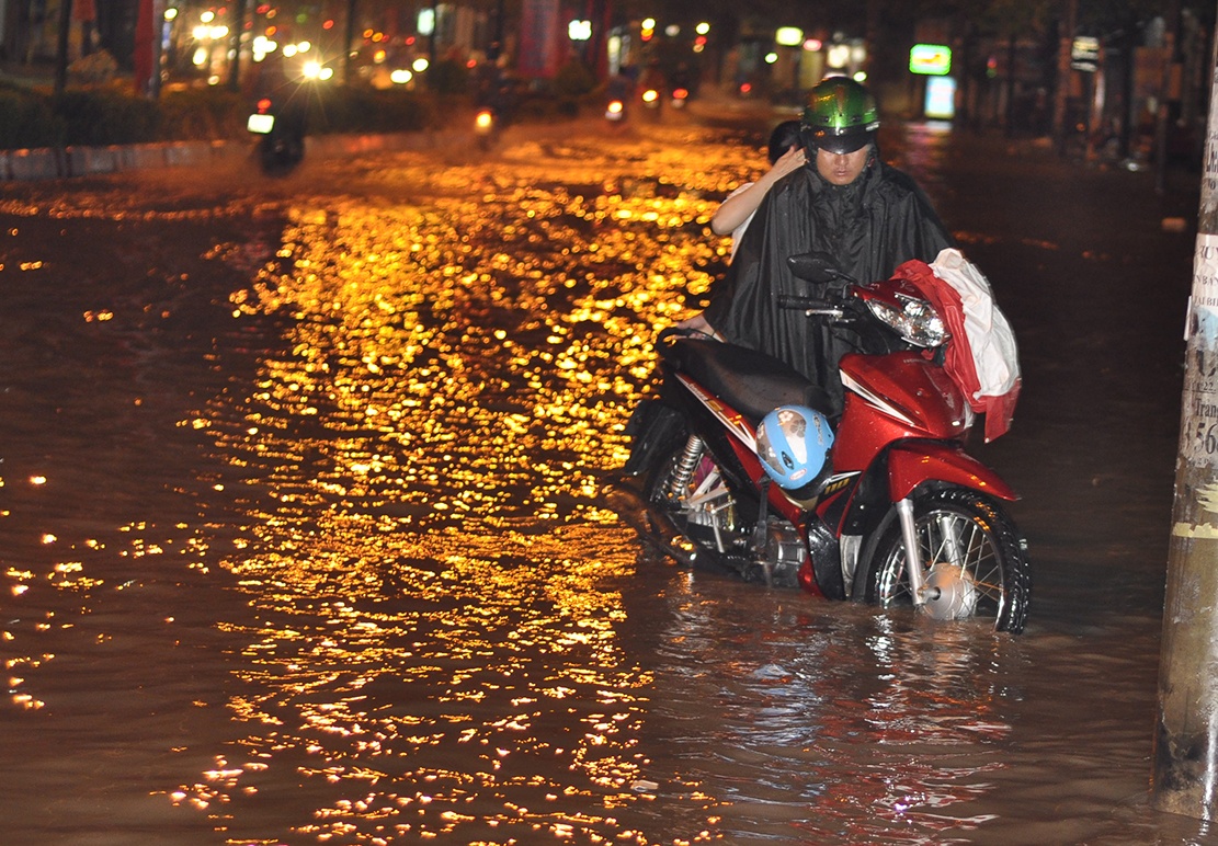 Mua trong 2 gio la Bien Hoa ngap trang hinh anh