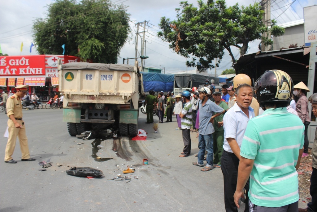 Dang di dam tang bi xe tai can tu vong hinh anh