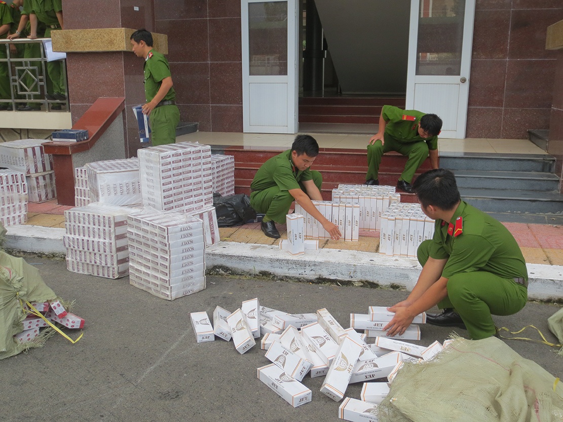 Cong an no sung truy bat xe bien xanh cho thuoc la lau hinh anh