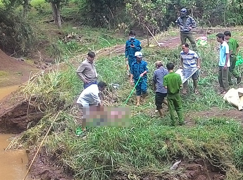 Thi the nguoi dan ong dang phan huy ben bo song hinh anh