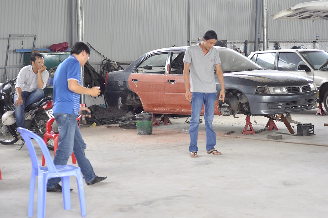 Bat ke dam thau tim chu garage oto sau vai gio gay an hinh anh