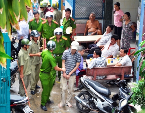 Cong an xit hoi cay, no sung khong che nguoi dan ong danh vo hinh anh